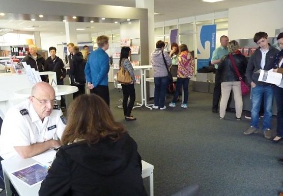 Uniformierte Berufsberatung (Foto: Arbeitsagentur)