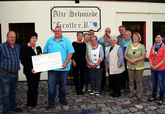 Spende &uuml;bergeben (Foto: Michael Randel)