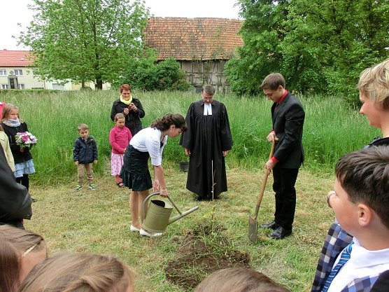 Traditionell m&uuml;ssen die Urbacher Konfirmanden einen Baum pflanzen (Foto: Thomas Ahlhelm)