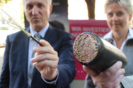 Eine Faser schafft bringt die gleiche Leistung wie ein Kupferstrang (Foto: Angelo Glashagel)