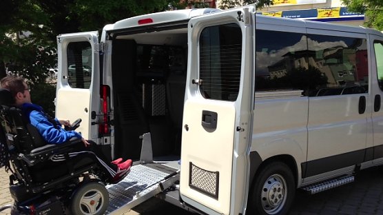 David Gothe kann das neue Fahrzeug der Nordthüringer Lebenshilfe nutzen (Foto: Thorsten Rieschel) David Gothe kann das neue Fahrzeug der Nordthüringer Lebenshilfe nutzen (Foto: Thorsten Rieschel)