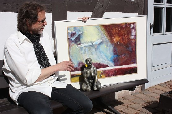  Zu den Arbeiten Metaphysische Landschaften geh&ouml;rt auch das Bild Die Offenbarung von J&uuml;rgen Rennebach (Bild). Davor die Plastik Kleine Hockende von Lothar Rechtacek (Foto: Ilona Bergmann)