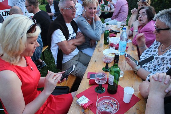 Auch bei der Linken wird nach den neuesten Ergebnissen geschaut (Foto: Angelo Glashagel)