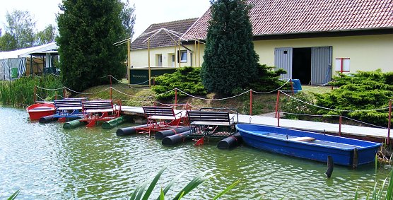 Boote und Wassertreter warten (Foto: privat) Boote und Wassertreter warten (Foto: privat)