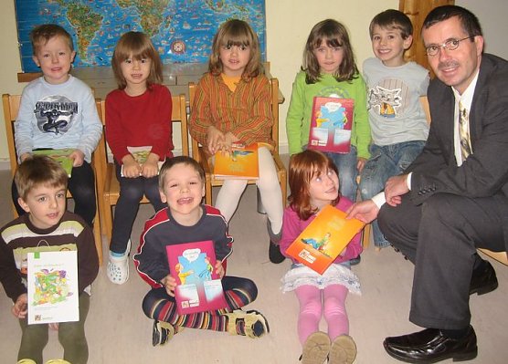 Bücher übergeben (Foto: Barmer) Bücher übergeben (Foto: Barmer)