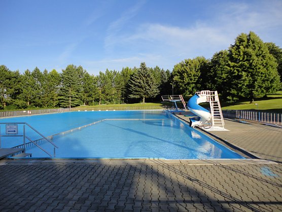 Freibad Gro&szlig;furra in neuem Glanz (Foto: Badesportverein Gro&szlig;furra)
