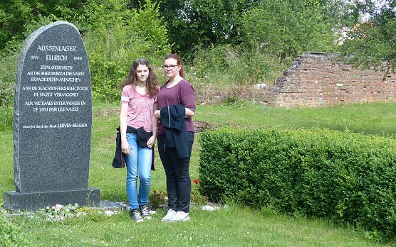 Am Gedenkstein (Foto: privat) Am Gedenkstein (Foto: privat)