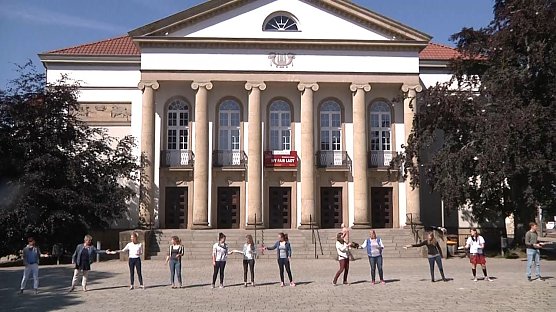 Am Theater vorbei ging es zur neuen Bbliothek (Foto: Angelo Glashagel) Am Theater vorbei ging es zur neuen Bbliothek (Foto: Angelo Glashagel)
