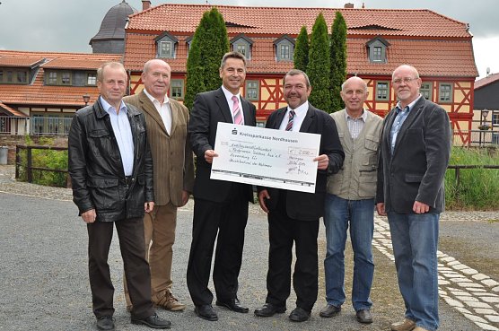 Im Foto v.l.n.r. Harald Karnstedt, ehrenamtlicher Gesch&auml;ftsf&uuml;hrer des F&ouml;rdervereins, Hans-Joachim Arendt, Vorsitzender des Festausschusses in Heringen, Wolfgang Asche, Vorstandsvorsitzender der Kreiss (Foto: Kreissparkasse Nordhausen)