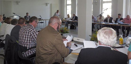 Los geht's - im Stadtrat (Foto: nnz)