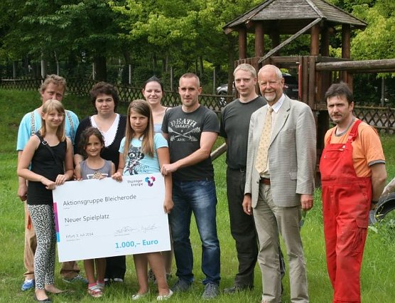 Spende &uuml;bergeben (Foto: Christine Bernkurth)