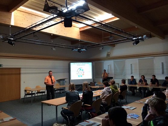Die Sch&uuml;ler der K&auml;the-Kollwitz informieren sich &uuml;ber die Zukunftsperspektiven bei den Stadtwerken (Foto: Jana Kleinwalter)