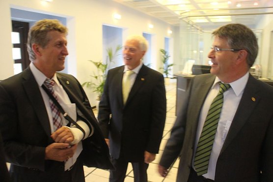 Die erste Begr&uuml;&szlig;ung durch die Schulleiter K&ouml;the und Vogt erfolgte bereits am Eingang (Foto: Angelo Glashagel)