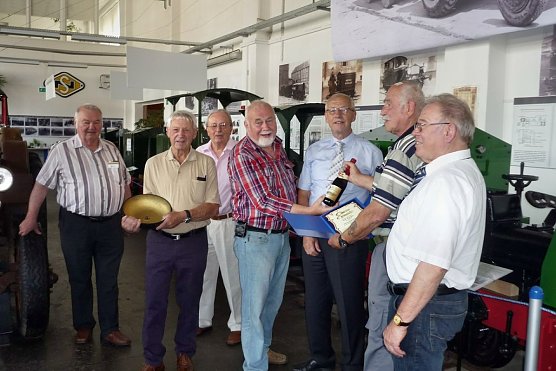 Dem Leihgeber wird die Ehrenurkunde überreicht (Foto: IFA-Museum Nordhausen) Dem Leihgeber wird die Ehrenurkunde überreicht (Foto: IFA-Museum Nordhausen)