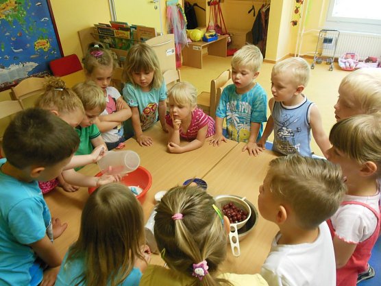 Kunterbunter Kuchenbasar (Foto: I. Neitzke)