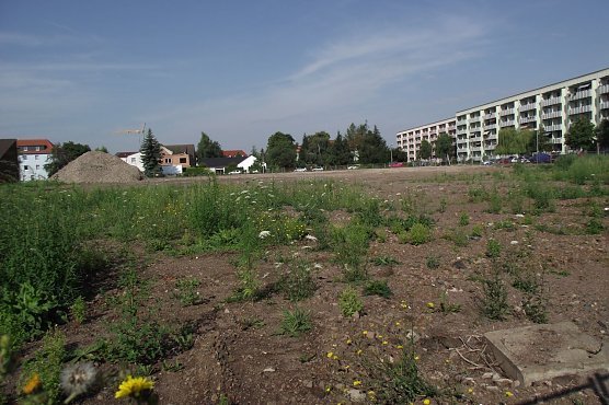So stellt sich die Fl&auml;che derzeit dar. Aber nicht mehr lange. Der Spatenstich f&uuml;r ein Senioren Wohn- und Pflegezentrum steht an und soll laut Pressesprecher demn&auml;chst erfolgen. (Foto: Kurt Frank)