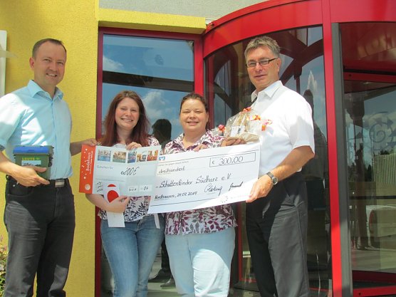 Mathias Hartung (rechts) und Thomas Mund (links), &uuml;berreichten an den Verein Schattenkinder S&uuml;dharz e. V., vertreten durch Grit Kellmann (stellvertretende Vereinsvorsitzende) und Lydia Markert (Mita (Foto: Franziska Bernsdorf)