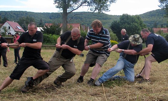 Tauziehen über die Wipper (Foto: Michael Randel) Tauziehen über die Wipper (Foto: Michael Randel)