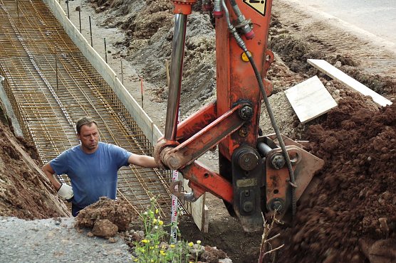 Der Bagger beim Aushub des Erdreiches. (Foto: Kurt Frank) Der Bagger beim Aushub des Erdreiches. (Foto: Kurt Frank)