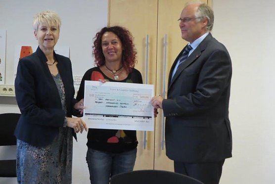 Rosemarie Schmack-Siebenlist-Hinkel und Peter Winkler bei der Scheck&uuml;bergabe an Stefanie Seeboth (Foto: Stephanie Sch&uuml;ler)
