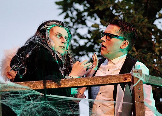 Noch zweimal beißt der zu... (Foto: Theater Thale) Noch zweimal beißt der zu... (Foto: Theater Thale)