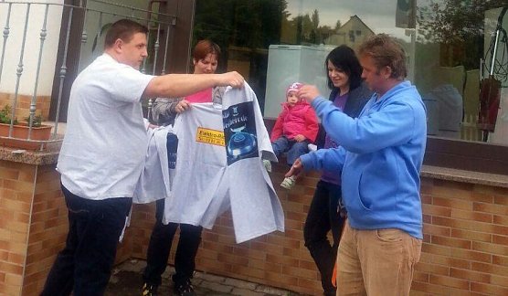 T-Shirts &uuml;bergeben (Foto: privat)