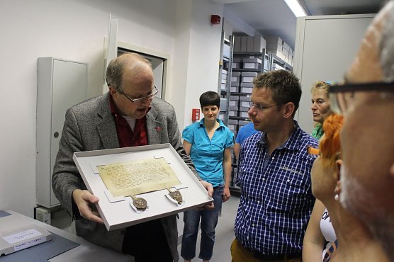 Archivleiter Dr. Wolfram Theilemann zeigt die Sch&auml;tze des Stadtarchivs (Foto: Angelo Glashagel)