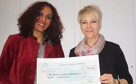 Scheck &uuml;bergeben (Foto: privat)