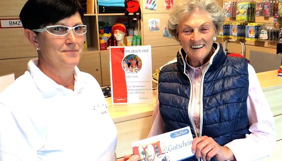 Gutschein &uuml;bergeben (Foto: Badehaus Nordhausen GmbH)