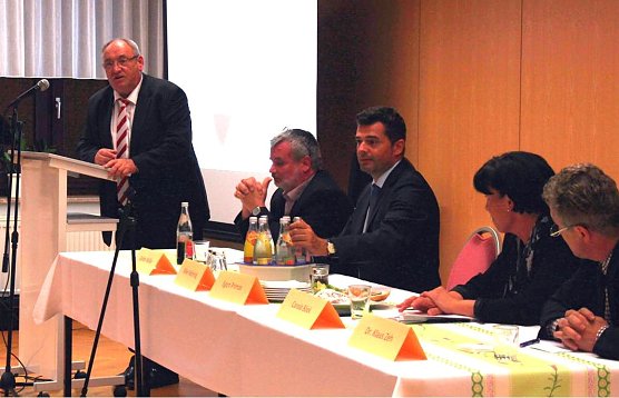 Über Schule diskutiert (Foto: CDU) Über Schule diskutiert (Foto: CDU)