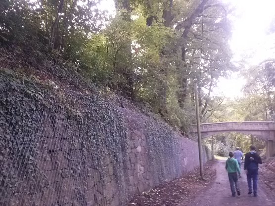 Die Mauer an der Auffahrt zum Park konnte gesichert werden, die "Verlobungsbr&uuml;cke" wird kostenlos restauriert (Foto: Angelo Glashagel)