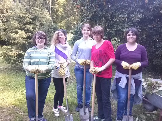 Die Sch&uuml;lerinnen der Klasse 10 des F&ouml;rderzentrums Pestallozzi sind schon routinierte Parkpfleger (Foto: Angelo Glashagel)