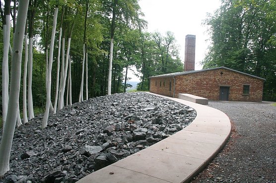 Aschegrab und Krematorium (Foto: Gedenkstätte Mittelbau-Dora) Aschegrab und Krematorium (Foto: Gedenkstätte Mittelbau-Dora)