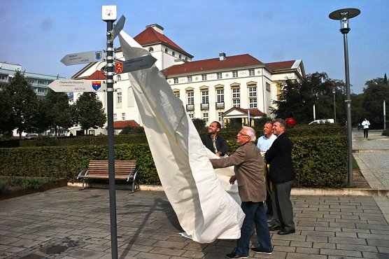 Der Wegweiser wird enthüllt (Foto: Angelo Glashagel) Der Wegweiser wird enthüllt (Foto: Angelo Glashagel)