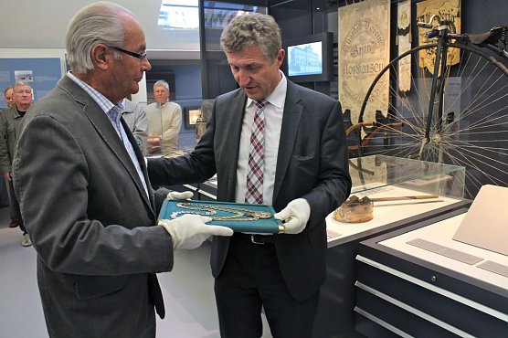 Herr Sourell &uuml;bergibt die Kette an die Stadt (Foto: Angelo Glashagel)