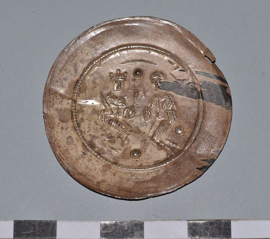 Ein sehr seltener Nordh&auml;user Brakteat von 1174. Er wurde anl&auml;sslich des Aufenthaltes  Kaiser Friedrich I. (Barbarossa) in unserer Stadt gepr&auml;gt (Foto: Museum Tabakspeicher)