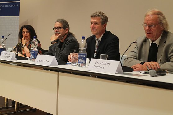 Das Podium v.l.: Regisseurin Freya Klier, Moderator Peter Stefan Greiner, Oberb&uuml;rgermeister Dr. Klaus Zeh, Theologe Dr. Ehrhart Neubert (Foto: Angelo Glashagel)