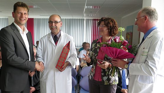 &Uuml;bergabe der Leitung (Foto: nnz)