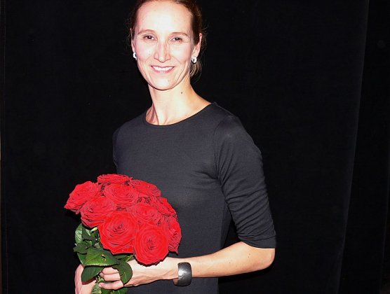 Rote Rosen erhielt Ballettdirektorin Jutta Ebnother von ihrer Kompanie (Foto: Birgit Susemihl) Rote Rosen erhielt Ballettdirektorin Jutta Ebnother von ihrer Kompanie (Foto: Birgit Susemihl)