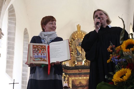 Frau Klodt und Pfarrerin von Biela zeigten die Gemeinsamkeiten der Konfessionen (Foto: Angelo Glashagel)