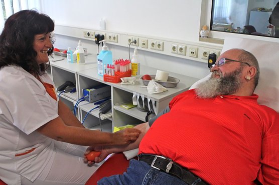 Zum 150 Mal spendet Karl-Heinz Thielemann heute sein Blut (Foto: Angelo Glashagel)