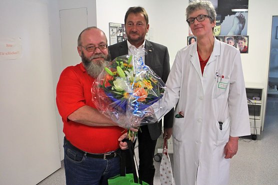 Herzlich begr&uuml;&szlig;t und beschenkt: v.L. Karl-Heinz Thielemann, Ronald Zocher, Frau Dr. Westphal (Foto: Angelo Glashagel)