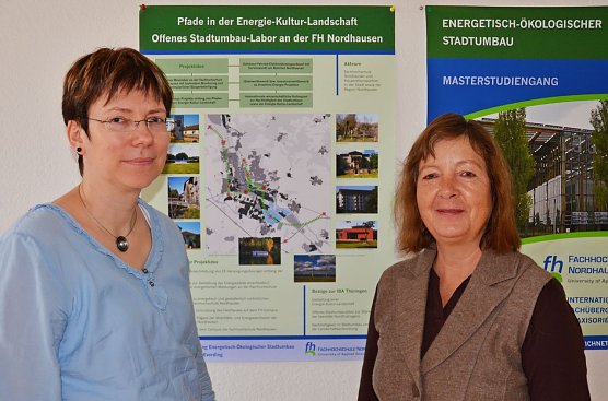 Dipl.-Geografin Ariane Ruff und Prof. Dr. Dagmar Everding pr&auml;sentieren das Projektplakat (Foto: Tina Bergknapp)
