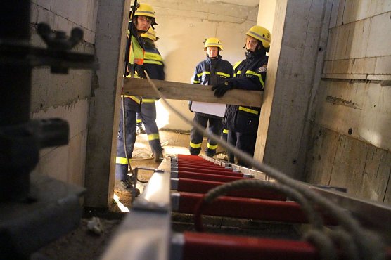 Zuerst muss der Fahrstuhlschacht überwunden werden (Foto: Angelo Glashagel) Zuerst muss der Fahrstuhlschacht überwunden werden (Foto: Angelo Glashagel)