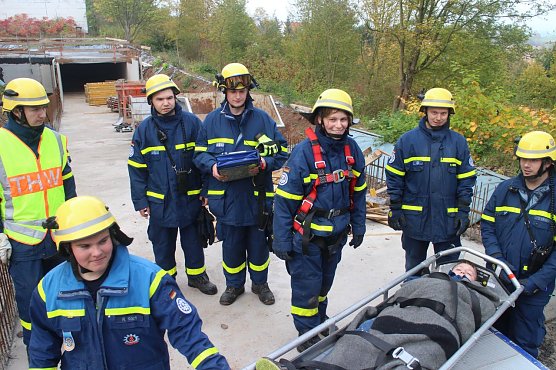 Nach dem ersten Teil der &Uuml;bung wurde erst einmal Essen gefasst, am Nachmittag geht es weiter (Foto: Angelo Glashagel)