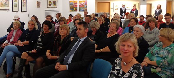 Vernissage war gut besucht (Foto: Hans-Georg Backhaus)