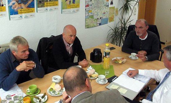 Beratung (Foto: Beratung mit Bundestagsabgeordneten) Beratung (Foto: Beratung mit Bundestagsabgeordneten)