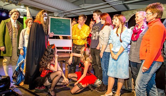 <i>Unterricht vom Meister h&ouml;chstpers&ouml;nlich: Mephisto erteilte u. a. den Sch&uuml;lern von der Sekundarschule Thale/Nord und ihren Lehrerinnen Frau Werner sowie Frau  Ahlers (v. r. n. l.) erste praktisc (Foto: HSB/Dirk Bahnsen)