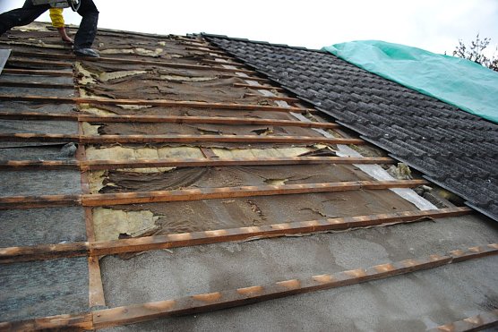 So sieht es unter vielen Dacheindeckungen aus � und damit wird die W&auml;rmed&auml;mmung nach der EnEV 2014 nach DIN 4108-2: 2013-02 nicht erf&uuml;llt. Au&szlig;erdem wird teure Energie unn&ouml;tig verheizt. (Foto: Harald Friedrich)