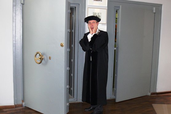 Oberb&uuml;rgermeister Zeh ist fassungslos: Stadtschatz ist gestohlen (Foto: B. Susemihl)